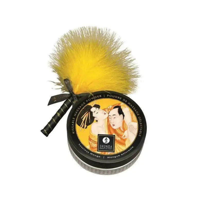Poudre de massage délectable Mangue enivrante avec plumeau jaune, pour une expérience sensuelle.