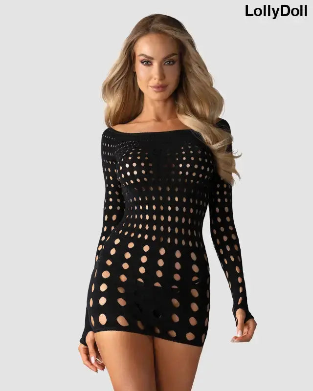Robe sexy noire col rond échancré maille ajourée de trous plus ou moins gros pour dévoiler certaines parties du corps de façon subjective