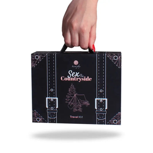Inspiré du thème du sexe à la campagne, ce jeu de société coquin et interactif propose de relever des défis sensuels à travers des missions excitantes, disponible chez LollyDoll