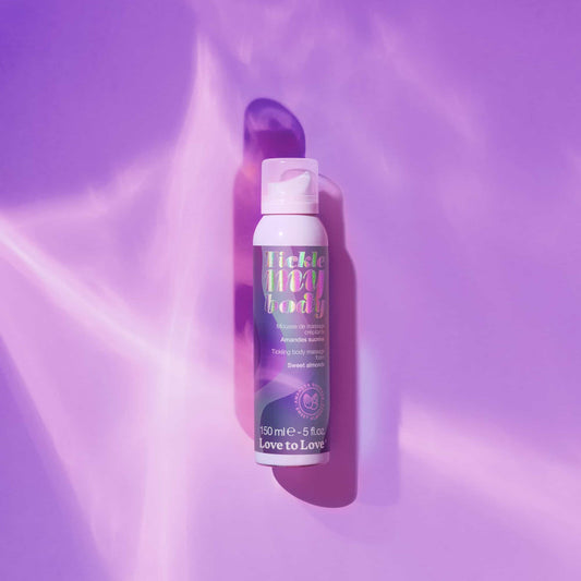 Mousse massage crépitante érotique amande Tickle My Body — texture effervescente appliquée sur peau