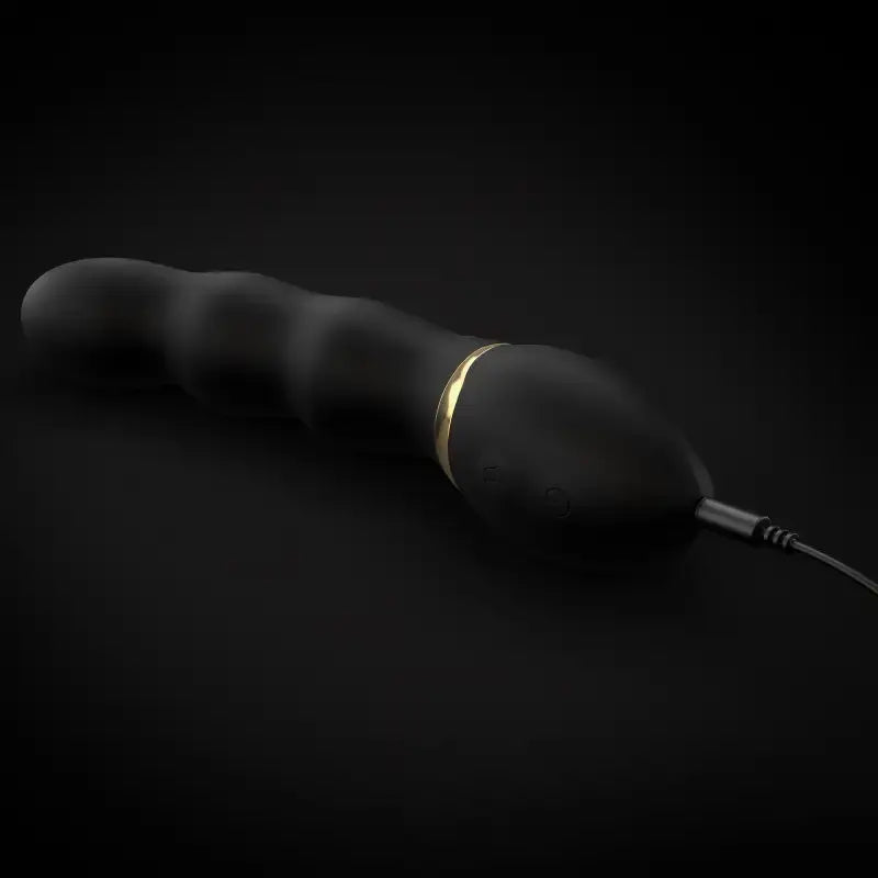 Vibromasseur Dorcel Too Much 2.0 en noir et or, conçu pour des sensations exquises et le plaisir partagé.